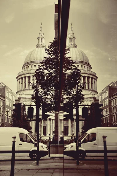 ロンドンにある聖パウルス大聖堂の閉鎖 — ストック写真