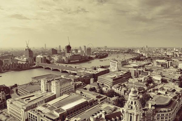 ロンドンの屋上から都市建築を望むパノラマ — ストック写真