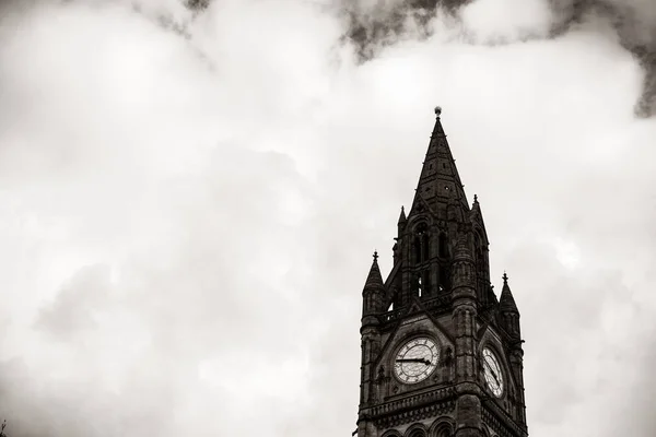 マンチェスター タウンシップ タウンホール クロック タワー英国のクローズアップ ビュー — ストック写真
