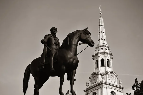 Martin Field Kerk Trafalgar Square Londen Met Standbeeld — Stockfoto