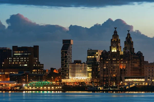 Liverpool Royal Liver Building Por Noche Con Edificios Inglaterra Reino —  Fotos de Stock