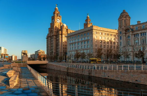 イギリスの都市中心部にある都市の中心部にあるリバプールの歴史的建築 — ストック写真