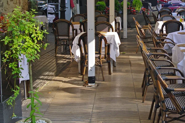 バルセロナ屋外カフェのテーブル設定 — ストック写真
