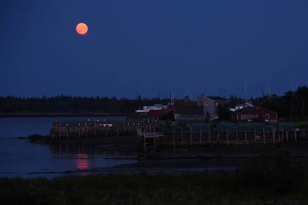 在英格尔斯头大马南的码头和鱼棚上的血月亮 — 图库照片