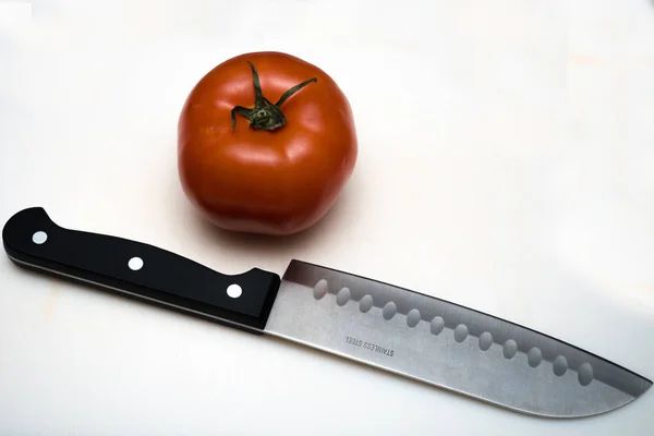 Tomate Maduro Uma Tábua Corte Com Uma Faca — Fotografia de Stock