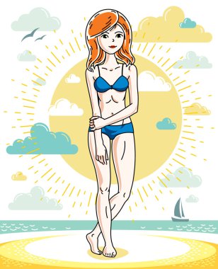 Tropik sahilde poz ve mavi bikini giyen çekici genç Kızıl saçlı kadın.