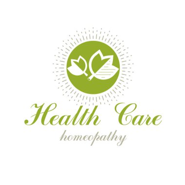 Beyaz arka planda yeşil yapraklar var. Homeopati yaratıcı sembol, alternatif tıp.
