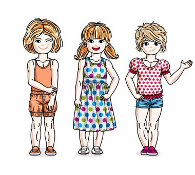 Şık rahat kıyafetler içinde ayakta farklı sevimli küçük kız. Güzel çocuklar çizimler vektör kümesi.
