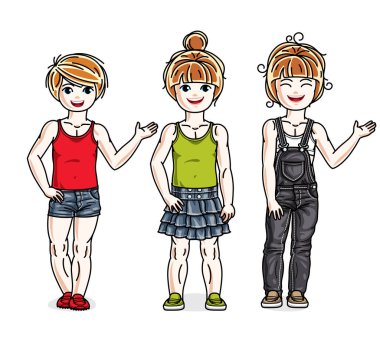 Şık rahat kıyafetler içinde ayakta farklı sevimli küçük kız. Güzel çocuklar çizimler vektör kümesi. Çocukluğu ve ailesi yaşam tarzı küçük resim.