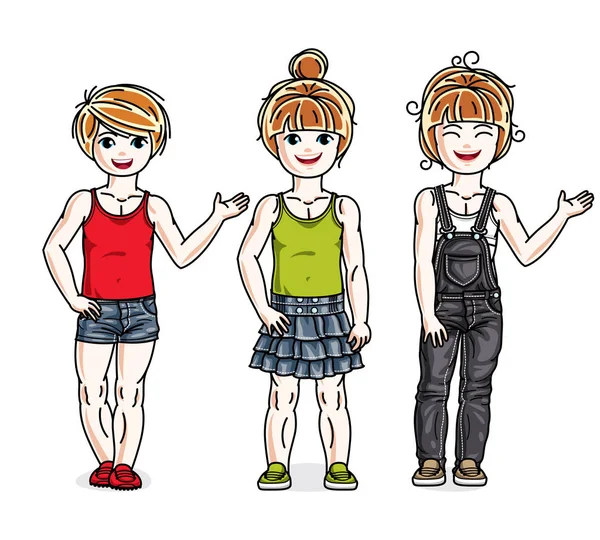 Şık rahat kıyafetler içinde ayakta farklı sevimli küçük kız. Güzel çocuklar çizimler vektör kümesi. Çocukluğu ve ailesi yaşam tarzı küçük resim.