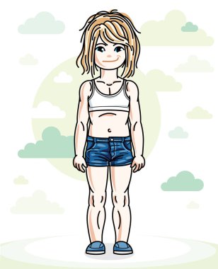 Arka plan mavi göklerin bulutlar ile poz ve şık rahat kıyafetler giymiş mutlu küçük sarışın kız. Vektör karakter.