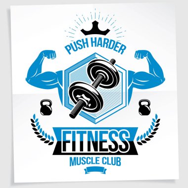 Spor salonu reklam afişi. Atletik sporcu pazı kol disk ağırlık dambıl ve su ısıtıcısı çan spor ekipmanı ile oluşturulmuş vektör kompozisyon.