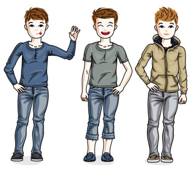 Sevimli küçük çocuklar farklı rahat kıyafetler giymiş ayakta