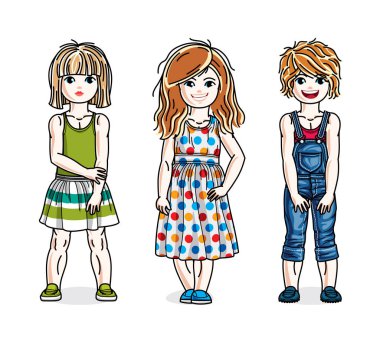 İçinde rahat kıyafetler giymiş farklı küçük kız