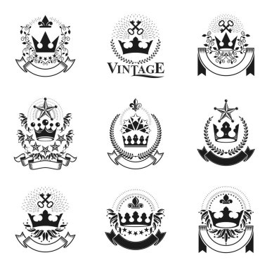 Kraliyet Taç amblemleri yerleştirildi. Arms dekoratif logoları Heraldic Coat izole edilmiş vektör çizimleri koleksiyonu.