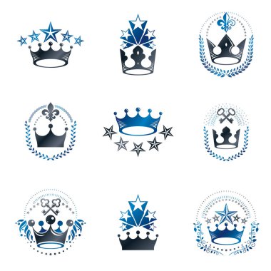 Kraliyet Taç amblemleri yerleştirildi. Arms dekoratif logoları Heraldic Coat izole edilmiş vektör çizimleri koleksiyonu.