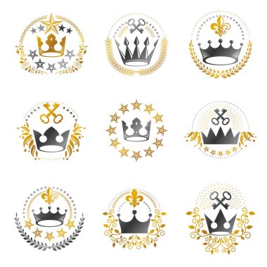 Antik Taç amblemleri yerleştirildi. Heraldik vektör tasarım elemanları koleksiyonu. Retro biçim etiketi, heraldry logosu.
