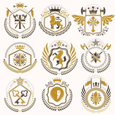 Eski tarz ardışık vektör amblemleri monark aksesuarları, kuleler, beşgen yıldızlar, silah ve cephanelikle süslenmiş klasik çizimler. Arma Koleksiyonu.