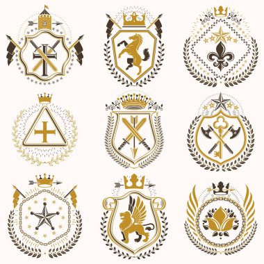 Lüks Heraldik vektör şablonları. Grafik elementler, kraliyet tacları, ortaçağ kaleleri, cephanelik ve dini haçlar kullanılarak yapılmış vektör sembolik blazon koleksiyonu.