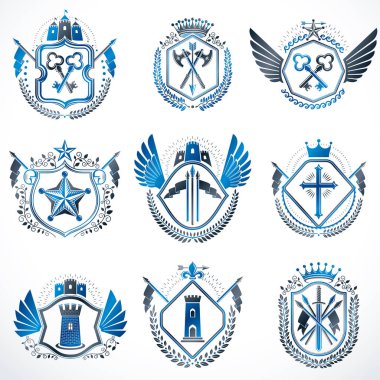 Taçlar, yıldızlar, kuş kanatları, cephanelik ve hayvanlar gibi dekoratif elementlerle yapılmış vektör vintage amblemler. Hanedan arması koleksiyonu.