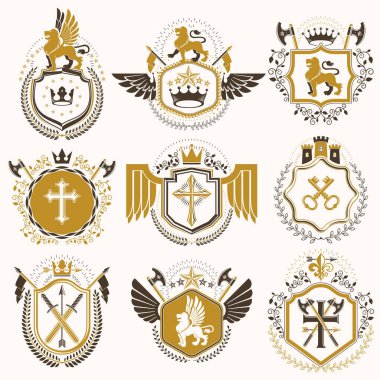Vektör vintage elementler kümesi, heraldry etiketleri retro tasarımında stilize edilmiş. Ortaçağ kaleleri, hükümdar tacları, haçlar ve cephanelikten oluşan sembolik çizimler.