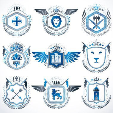 Beyaz arka planda izole edilmiş kanatlı Heraldik amblemler. Taçlar, kuleler, haçlar ve cephanelik gibi hanedan unsurları kullanılarak yaratılan vintage tarzda vektör sembollerinin toplanması.