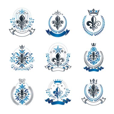 Lily çiçekler Royal sembolleri Amblemler ayarlayın. Hanedan arması dekoratif logoları vektör çizimler toplama izole.