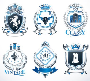 Eski tarz ardışık vektör amblemleri monark aksesuarları, kuleler, beşgen yıldızlar, silah ve cephanelikle süslenmiş klasik çizimler. Arma Koleksiyonu.