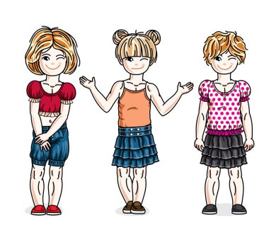 Moda rahat kıyafetler giyen sevimli küçük kızlar grubu ayakta. Vektör çeşitlilik çocuklar illüstrasyonlar set. Çocukluğu ve ailesi yaşam tarzı çizgi film.