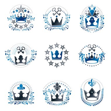 Kraliyet Taç amblemleri yerleştirildi. Heraldik vektör tasarım elemanları koleksiyonu. Retro biçim etiketi, heraldry logosu.