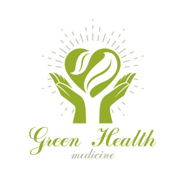 yeşil yaprakları ve bakım el ile oluşan kalp şekli