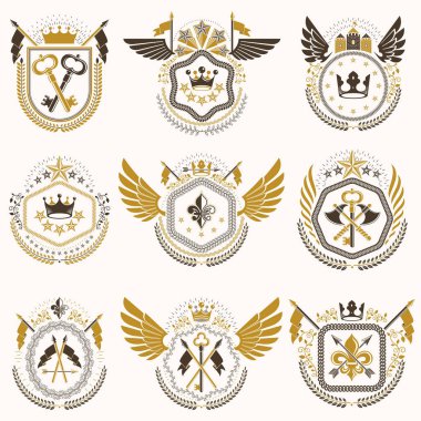 Beyaz arka planda izole edilmiş kanatlı Heraldik amblemler. Taçlar, kuleler, haçlar ve cephanelik gibi hanedan unsurları kullanılarak yaratılan vintage tarzda vektör sembollerinin toplanması.