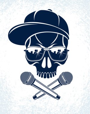 Hip Hop müzik vektör logosu veya kötü kafatası ve iki mikrofon etiketi