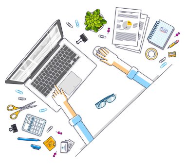 Ofis çalışanının elleriyle ofis masası çalışma alanı üst görünümü veya 