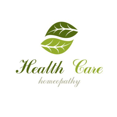 Beyaz arka planda yeşil yapraklar var. Homeopati yaratıcı sembol, alternatif tıp.