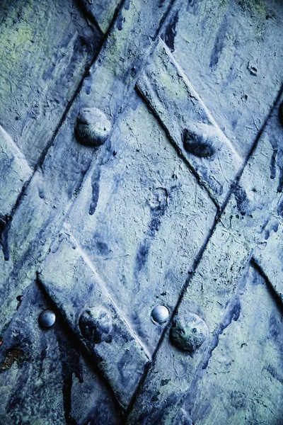 Старая Покрашенная Бирюзовая Деревянная Дверь Отшелушивающей Текстурой Краски Металлическим Замком — стоковое фото