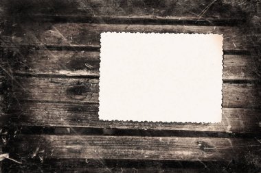 boş vintage kartpostal ve eski ahşap zemin üzerinde zarf