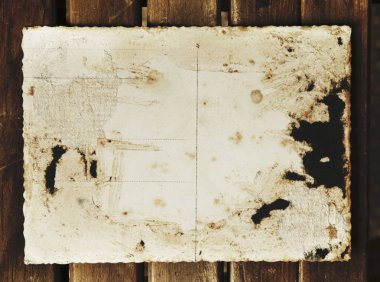 Boş vintage kartpostal ve eski ahşap arka plan (metin için yer zarfta)