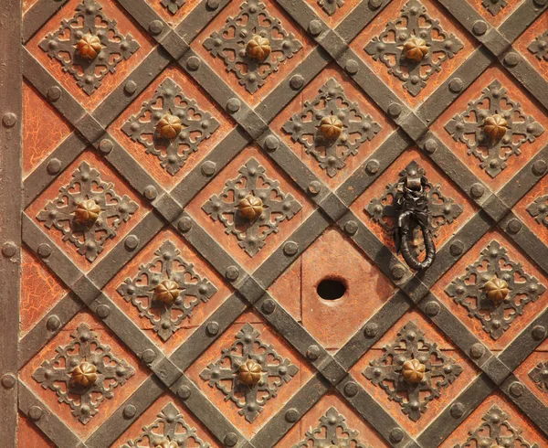 中世の金属製のドアの背景 フラグメント — ストック写真