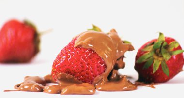 besleyici ve lezzetli yiyecek bir sembolü olarak çikolata çilek