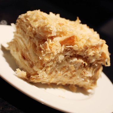 Napolyon pasta siyah ve beyaz arka plan üzerinde