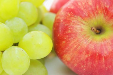 Beyaz bir arka plan üzerinde meyve