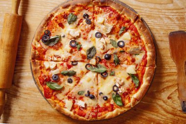 Sıcak pizza büyük peynir öğle yemeği. Lezzetli lezzetli lokanta İtalyan ahşap tahta masada geleneksel.