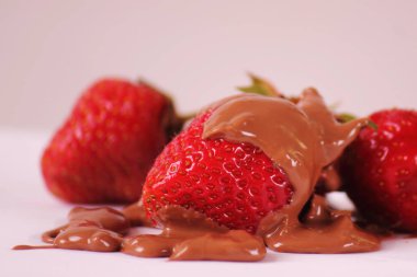 besleyici ve lezzetli yiyecek bir sembolü olarak çikolata çilek