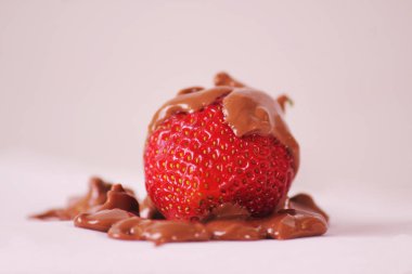 besleyici ve lezzetli yiyecek bir sembolü olarak çikolata çilek