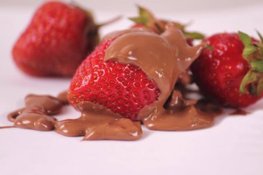 besleyici ve lezzetli yiyecek bir sembolü olarak çikolata çilek