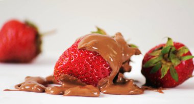 besleyici ve lezzetli yiyecek bir sembolü olarak çikolata çilek