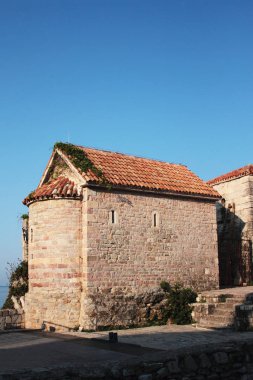 Cephe Ortaçağ bina Romanesk stilin (18. yüzyıl). Çoğu durumda bir cephane dökümü ve bir savunma kulesi olarak kullanılmıştır. duvar kalınlığı 1 metre olduğunu.