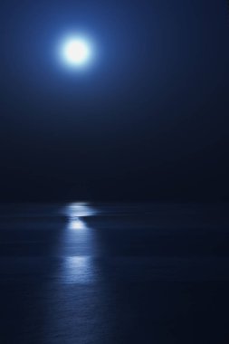 Muhteşem mavi deniz arka plan. Akdeniz Geceleri. Bir deniz yansıtan aya