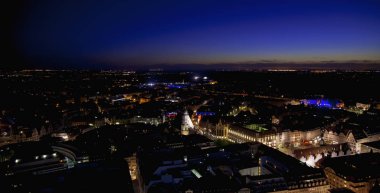Leipzig. Gece panorama. Saksonya Almanya şehir. Üstten görünüm.